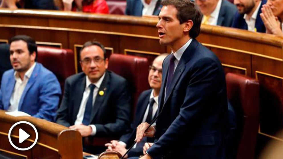 .El líder de Ciudadanos,Albert Rivera, jura su cargo, durante la sesión constitutiva de las nuevas Cortes Generales de la XIII Legislativa que se celebra este martes en el Congreso de los Diputados. Foto: EFE