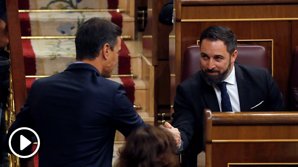 Pedro Sánchez saluda al líder de Vox, Santiago Abascal, antes del inicio de la sesión constitutiva de las nuevas Cortes Generales. Foto: EFE.