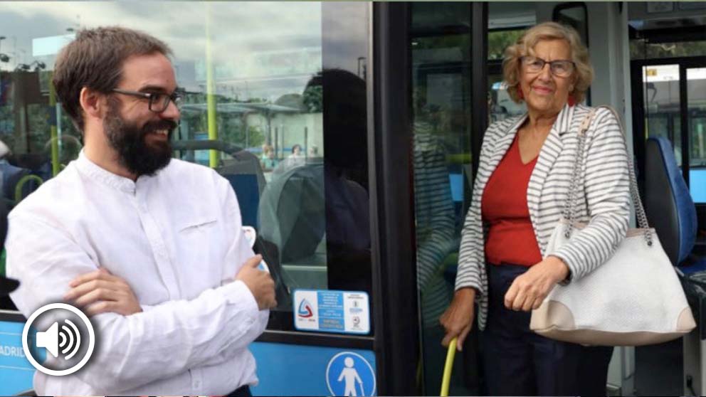 Manuela Carmena y el gerente de la EMT, Álvaro Fernández Heredia