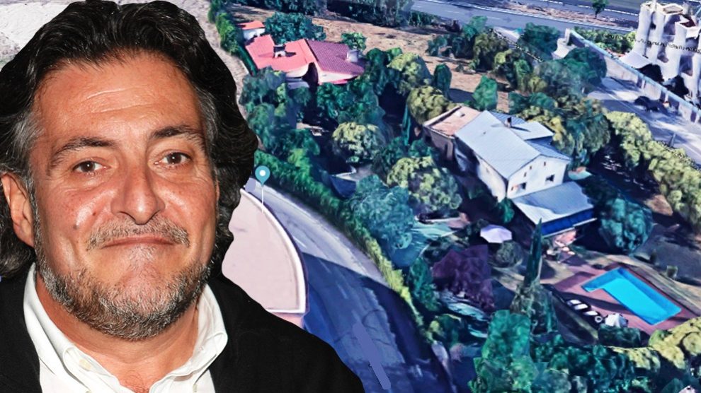 El socialista Pepu Hernández junto a su vivienda en Madrid
