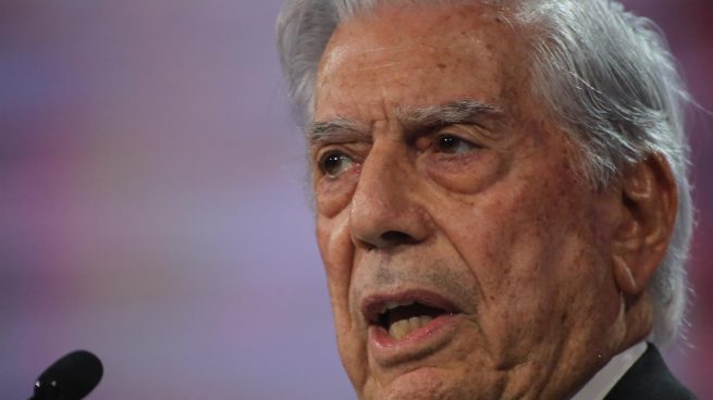 Vargas Llosa pide a los diputados que se muevan dentro de la «legalidad y las buenas maneras»