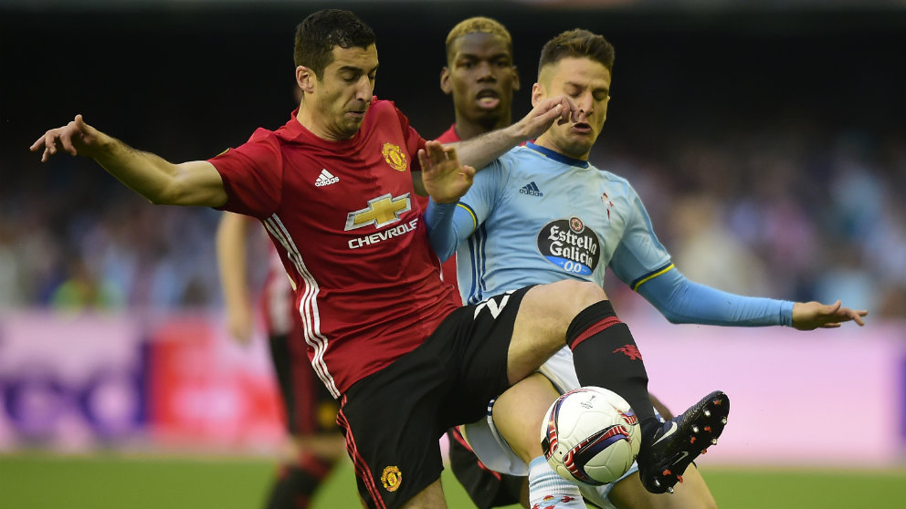 Nemanja Radoja en un partido ante el Manchester United (AFP)
