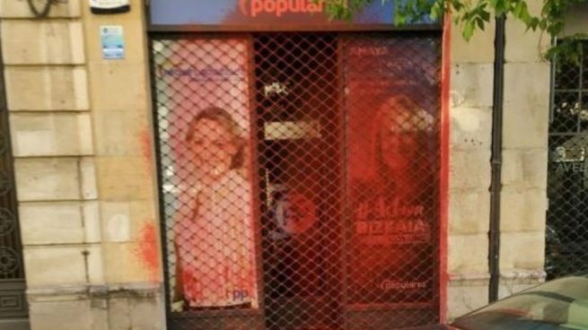 La oficina electoral del PP de Bilbao amanece pintada con pintura roja
