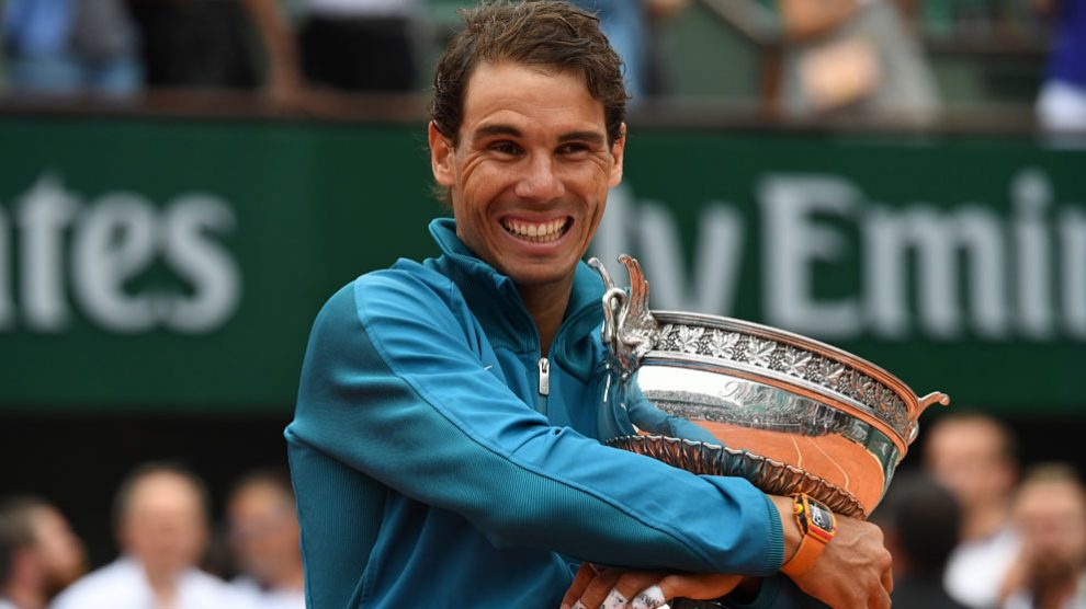 Nadal-abraza-el-título-conquistado-el-año-pasado-en-Roland-Garros-(AFP)