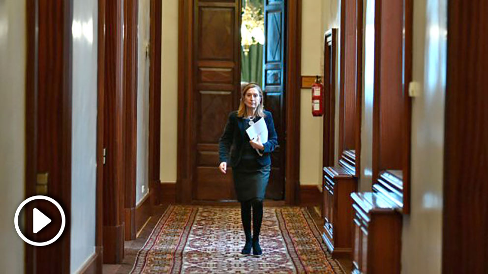 Ana Pastor en los pasillos del Congreso de los Diputados de España. Foto: Europa Press