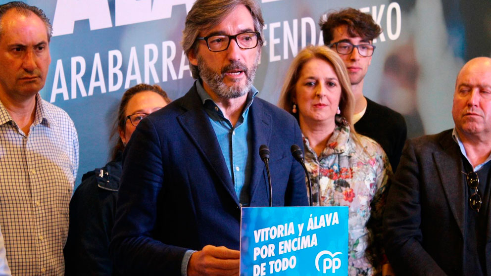 El candidato del PP a diputado general de Álava, Iñaki Oyarzabal, durante un acto de campaña. Foto: EP