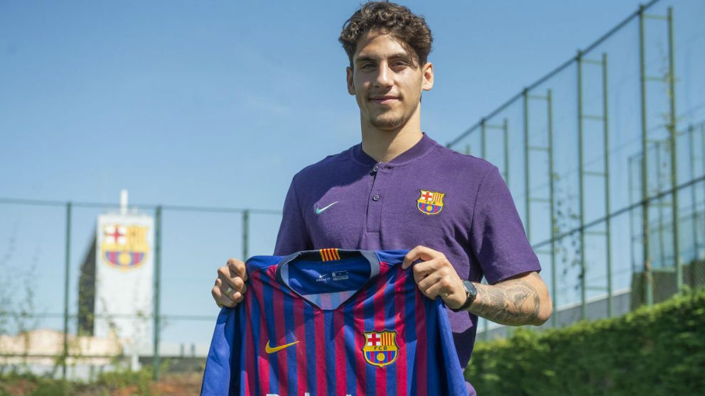 Ludovit Reis posa con la camiseta del Barcelona. (fcbarcelona.es)