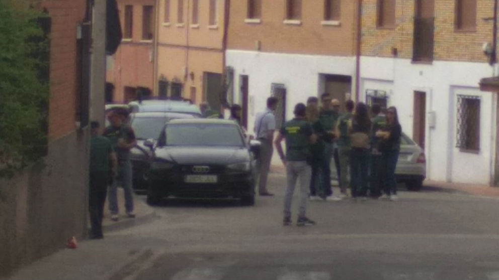 La Guardia Civil registra la casa del presunto asesino.