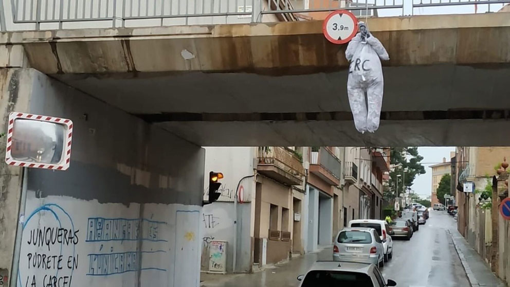El muñeco colgado con la cara de Oriol Junqueras y las siglas de ERC en el pueblo del golpista catalán preso. Foto: Twitter