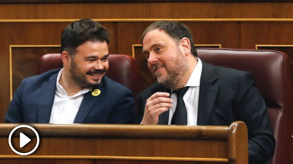Gabriel Rufián y Oriol Junqueras en los escaños de ERC en el Congreso de los Diputados (Foto: Efe)