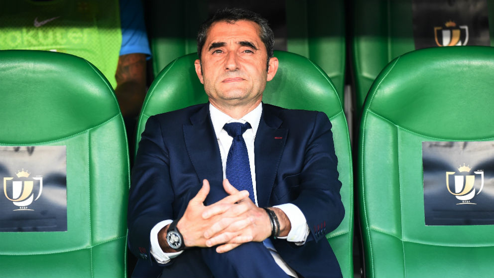 Valverde, en el banquillo del Benito Villamarín. (AFP)