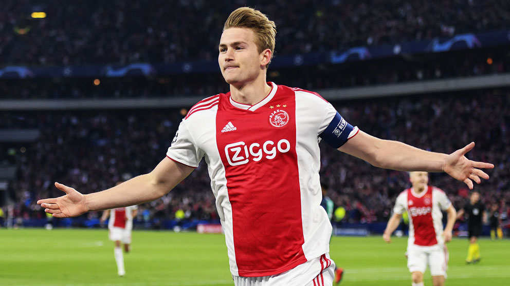 De-Ligt,-tras-marcar-un-gol-con-el-Ajax-en-la-Champions-League-(AFP)