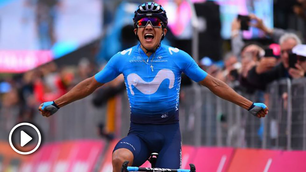Carapaz celebra su victoria en el Giro. (AFP)