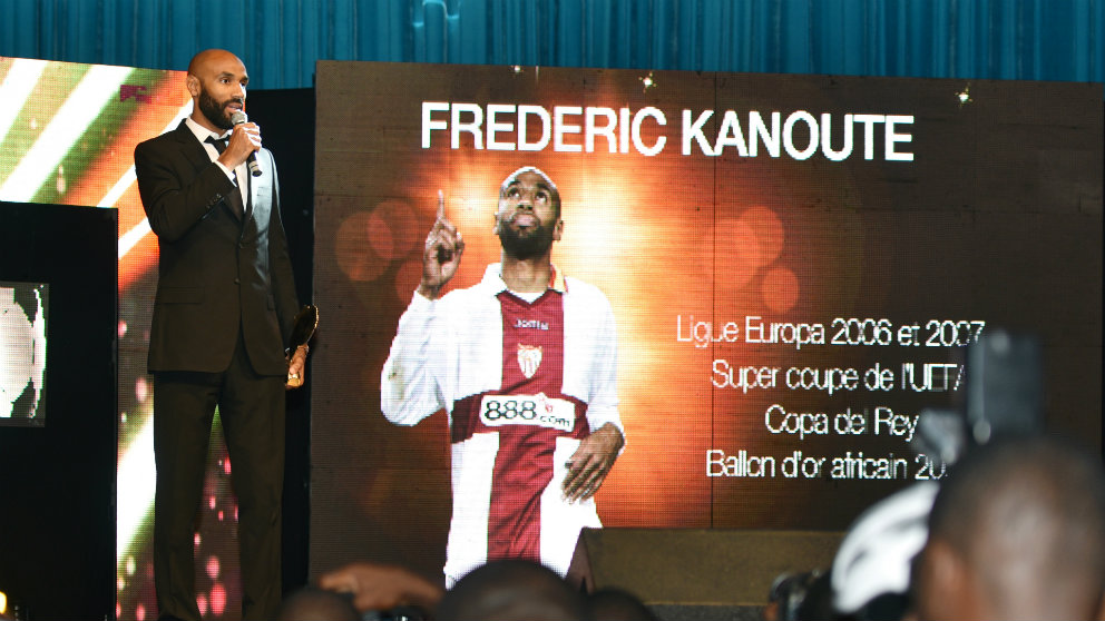 Frédéric Kanouté en un acto con el Sevilla (AFP)