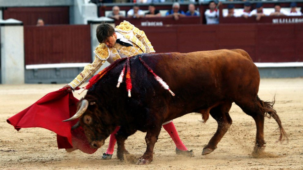 Juan Leal en un momento de su faena (Foto: EFE).