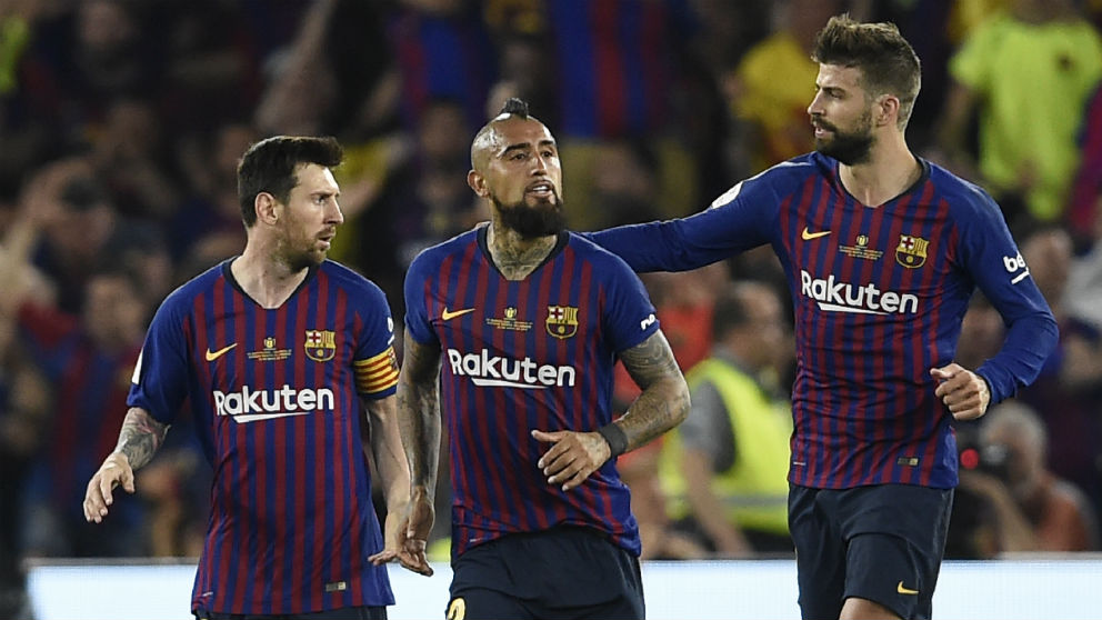 Messi, Arturo Vidal y Piqué celebran el gol del argentino en la final de Copa del Rey Barcelona – Valencia. (AFP)