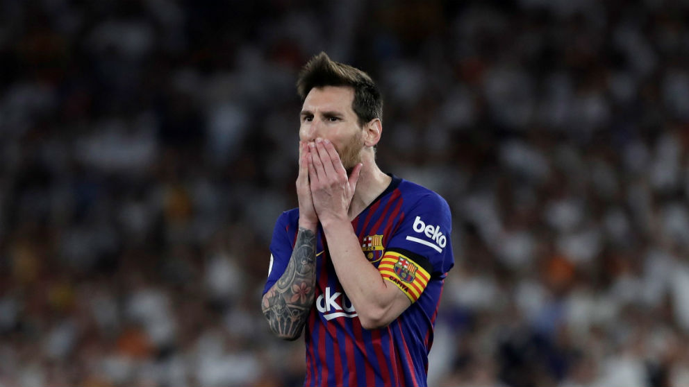 Messi se lamenta en la final de Copa del Rey. (EFE)