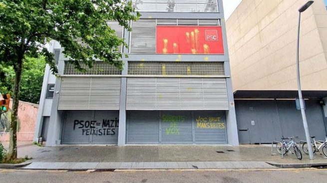 Los independentistas pintan de amarillo las sedes del PSC en Barcelona y Badalona: «Súbditos de Vox»