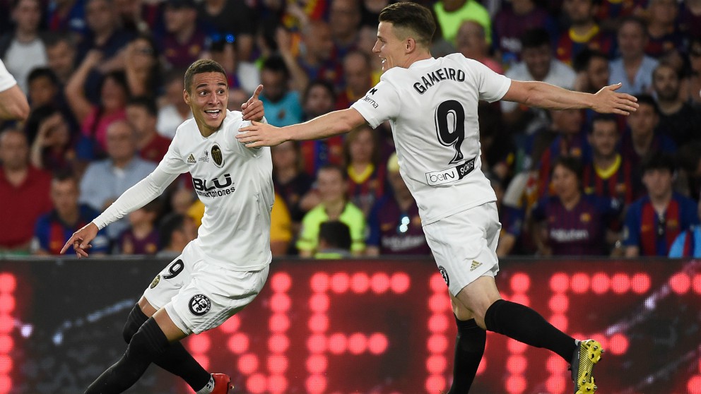 Rodrigo hizo el segundo del Valencia contra el Barcelona. (AFP)