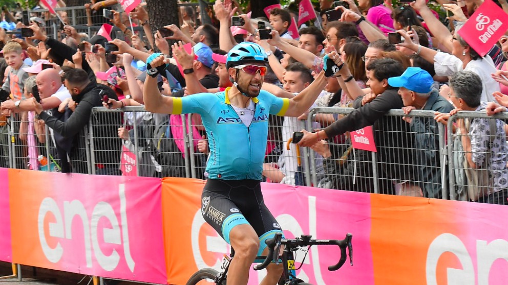 Cataldo celebra su victoria. (Giro de Italia)