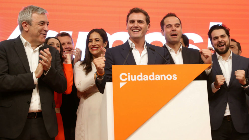 El líder de Ciudadanos, Albert Rivera (c), con el resto de su equipo en su comparecencia de la noche de este 26-M. (Foto: Efe)