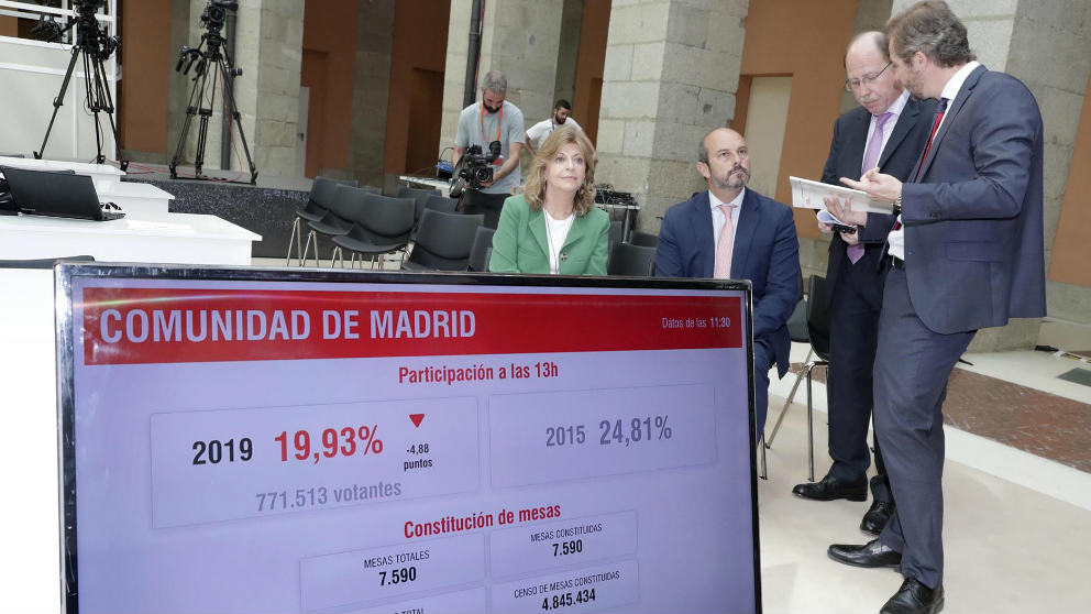 La consejera madrileña Engracia junto a los responsables del recuento electoral del 26-M.