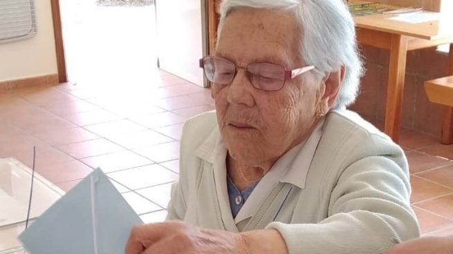 La vecina de 105 años de un pueblo de Lugo acude puntual a su cita con el 26-M