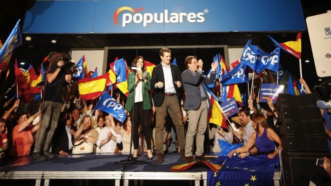 Los candidatos del PP en el balcón de Génova. (Foto. EFE)