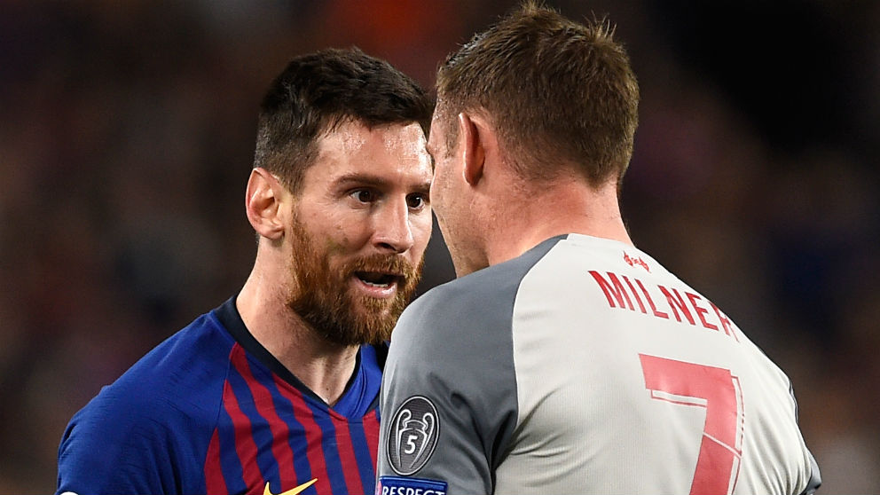 Leo Messi y Milner discuten durante el Barcelona – Liverpool. (AFP)