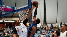 Anthony Randolph intenta taponar a Garret Nevels. (EFE)