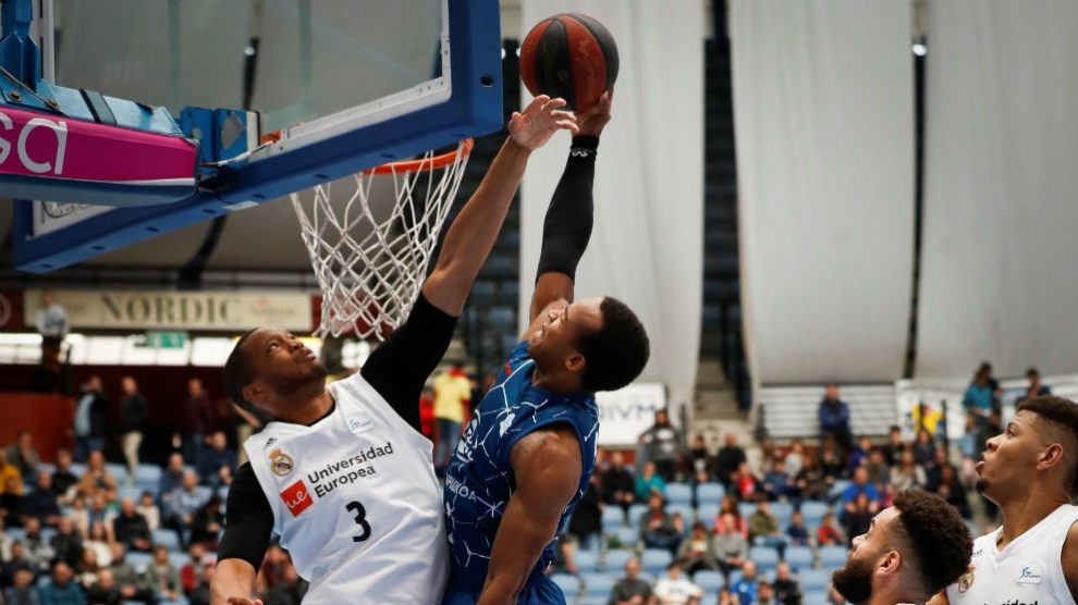 Anthony Randolph intenta taponar a Garret Nevels. (EFE)