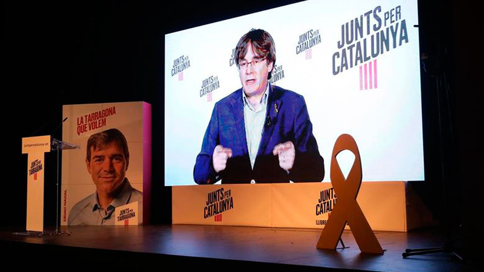 Videoconferencia del expresident y candidato al Parlamento Europeo, Carles Puigdemont, en el mitin de JxCAT que ha tenido lugar esta noche en Tarragona. Foto: EFE