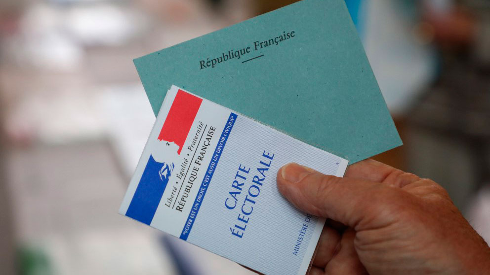 Un ciudadanos francés lleva la acreditación pertinente para ejercer el voto y una de las papeletas. Foto:AFP