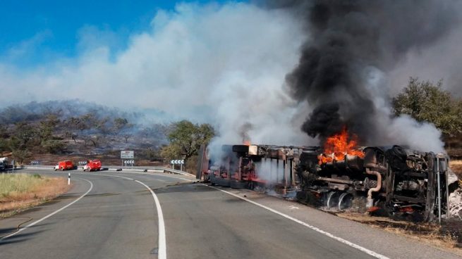 Un camión accidentado en una carretera de Huelva provoca un incendio forestal