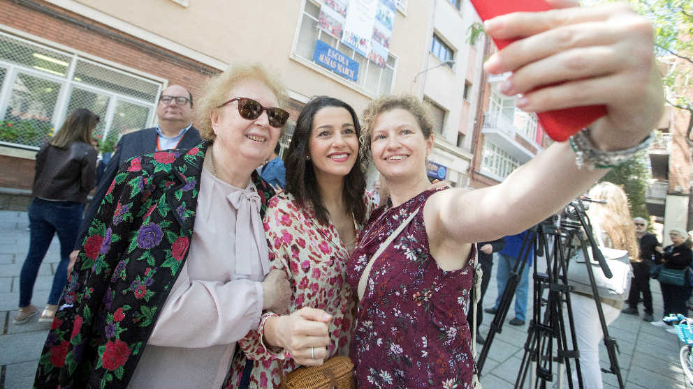 Inés Arrimadas se fotografía con dos ciudadanas durante la jornada electoral del 26-M.