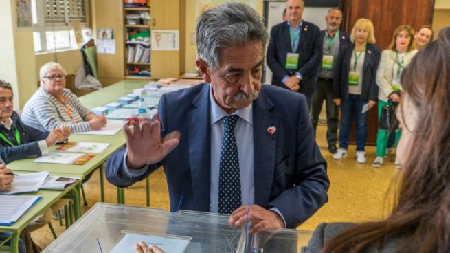 Miguel Ángel Revilla ejerciendo su derecho al voto. Foto: EFE