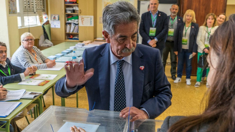 Miguel Ángel Revilla ejerciendo su derecho al voto. Foto: EFE