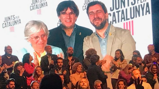 Clara Ponsatí, Carles Puigdemont y Toni Comín en una conexión por vídeo con la sede de JxCAT durante la jornada de elecciones europeas 2019. Foto: EP