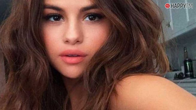 Selena Gomez y su look transparente que ha generado controversia en redes sociales