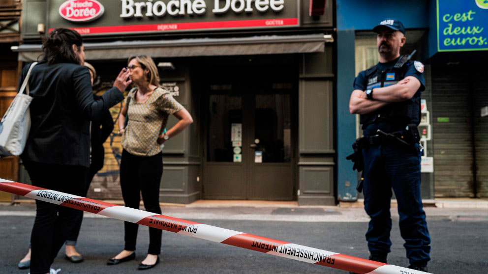 El lugar donde se despositó el paquete bomba en una calle de Lyon, en Francia. Foto: AFP