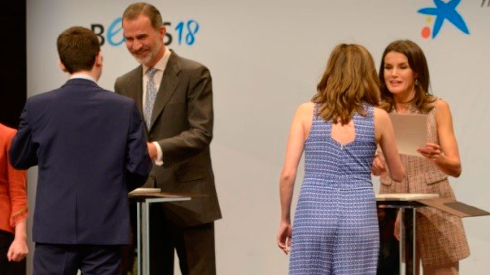 Los monarcas Felipe Vi y Letizia en la ceremonia de entrega de las 120 becas que La Caixa ha concedido para la formación de estudiantes en el extranjero. Foto. EP