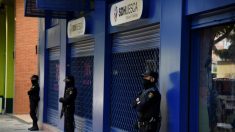 Agentes de la Policía, en la sede del Huesca. (EFE)