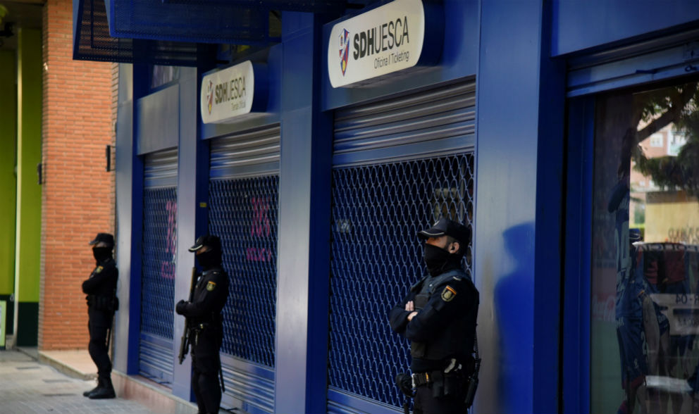Agentes de la Policía, en la sede del Huesca. (EFE)