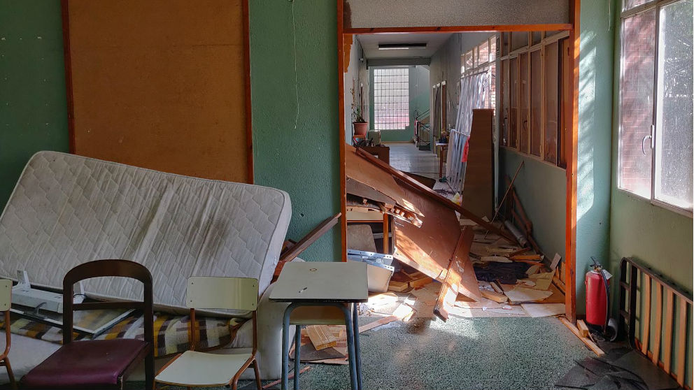 El instituto abandonado donde se grabó la serie ‘Merlí’, en el barrio de Vall d’Hebron de Barcelona, que ha sido desalojado por los Mossos d’Esquadra. Foto: EP