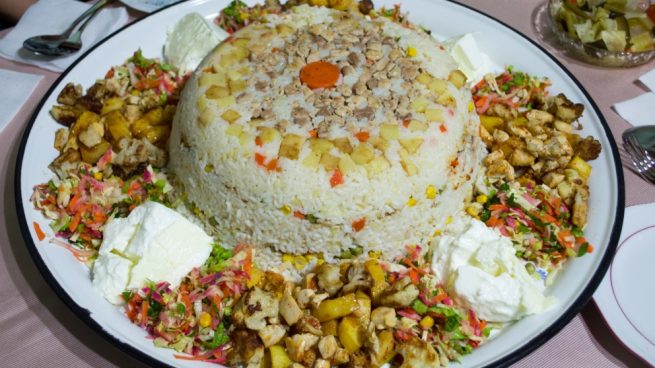 Maqluba de arroz y berenjena