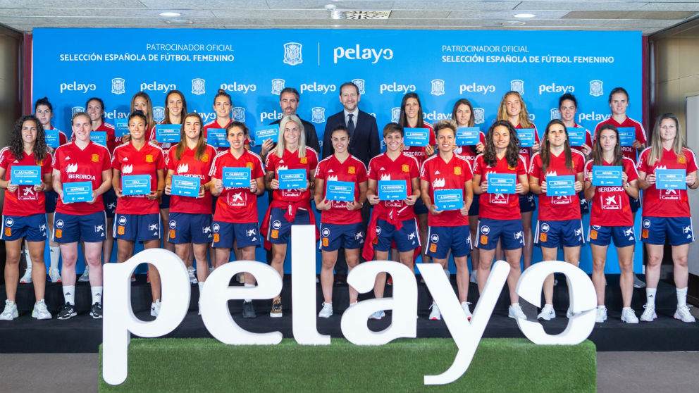 La selección española femenina recibe el seguro de Pelayo.
