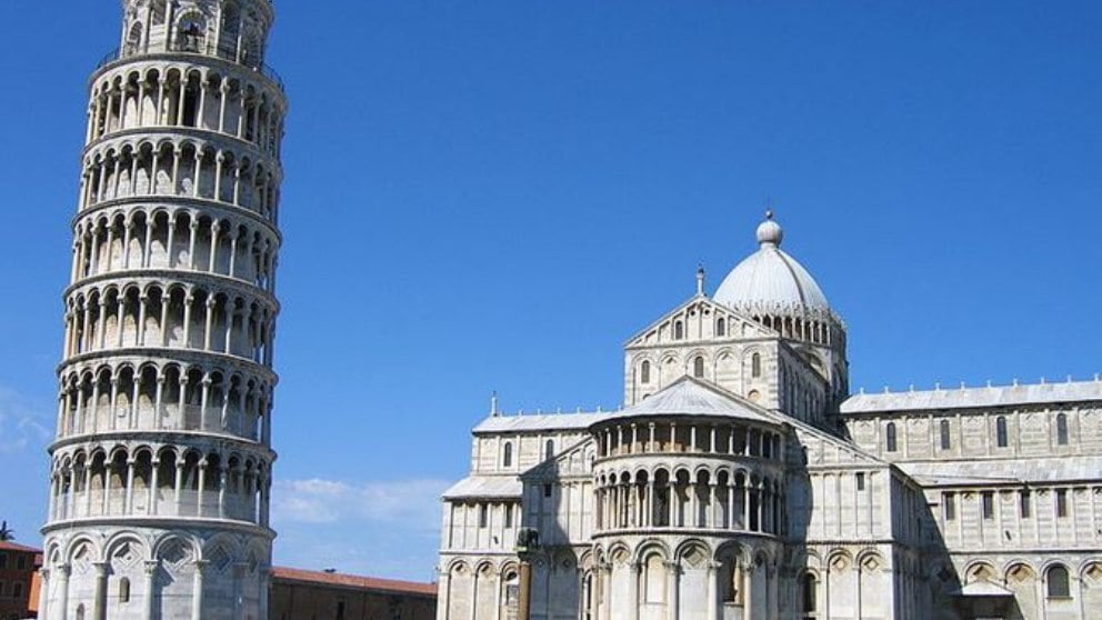 Después de la construcción de la tercera planta en el año 1178, la torre se inclinó tres metros.