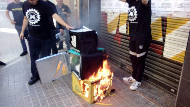 'Riders' queman mochilas de Glovo en Valencia.