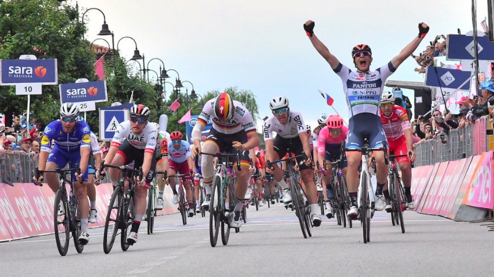 Cima celebra su victoria en el Giro