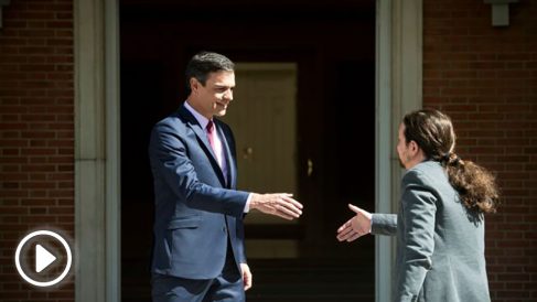 Pedro Sánchez recibe a Pablo Iglesias en La Moncloa.